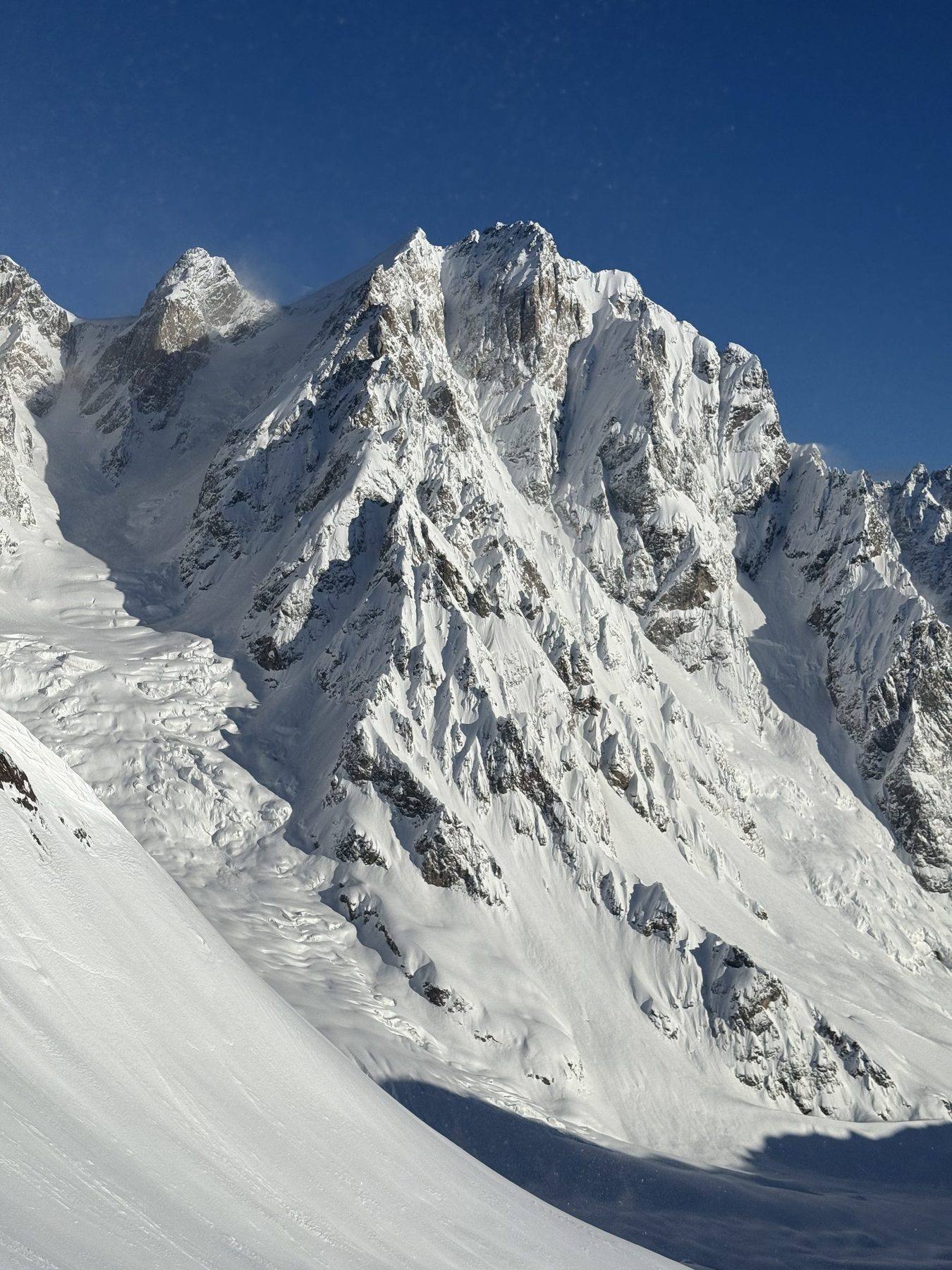 Coll nevat al cor del Caucas geòrgia