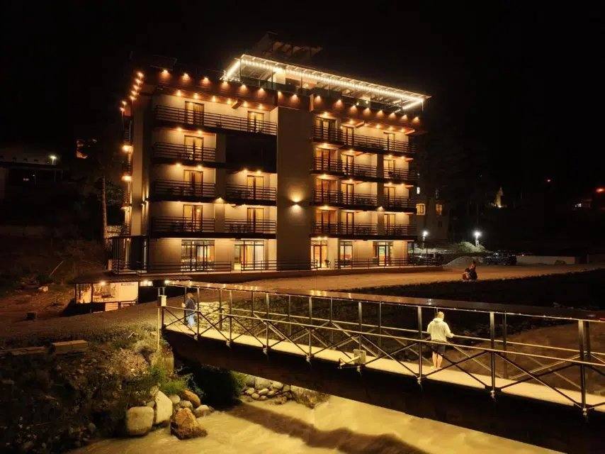Terrassa amb jacuzzi i vistes a Mestia