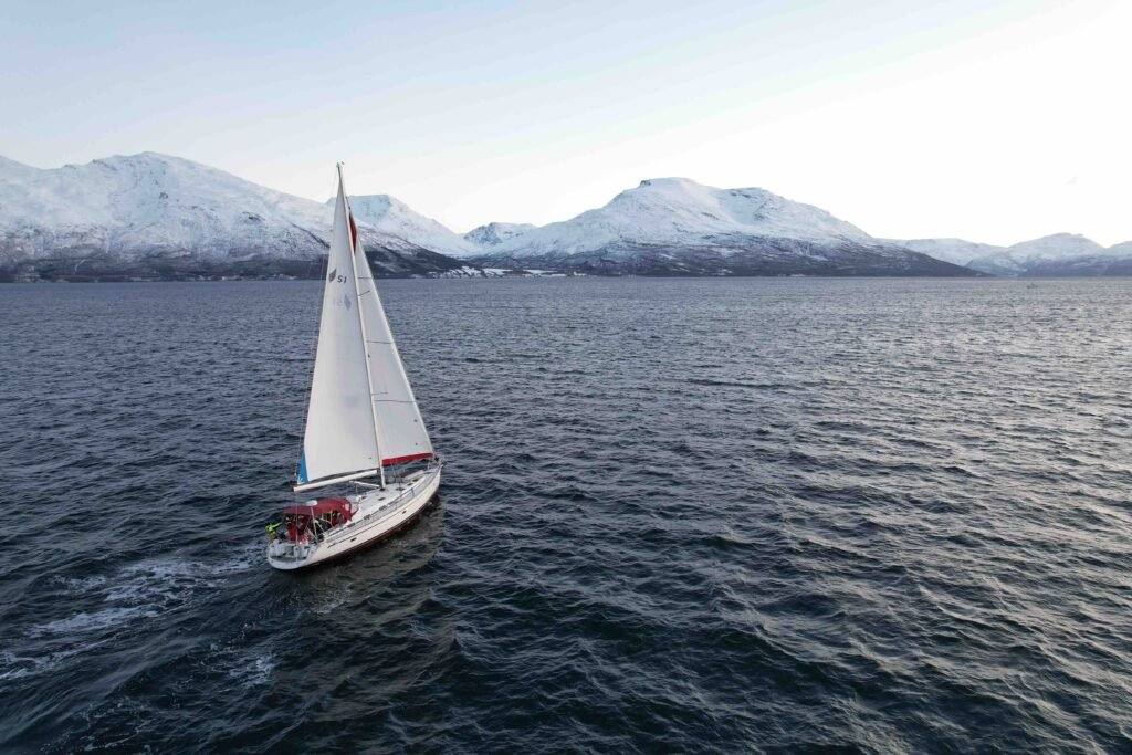 Veler navegant pels fiords de Lyngen, Noruega