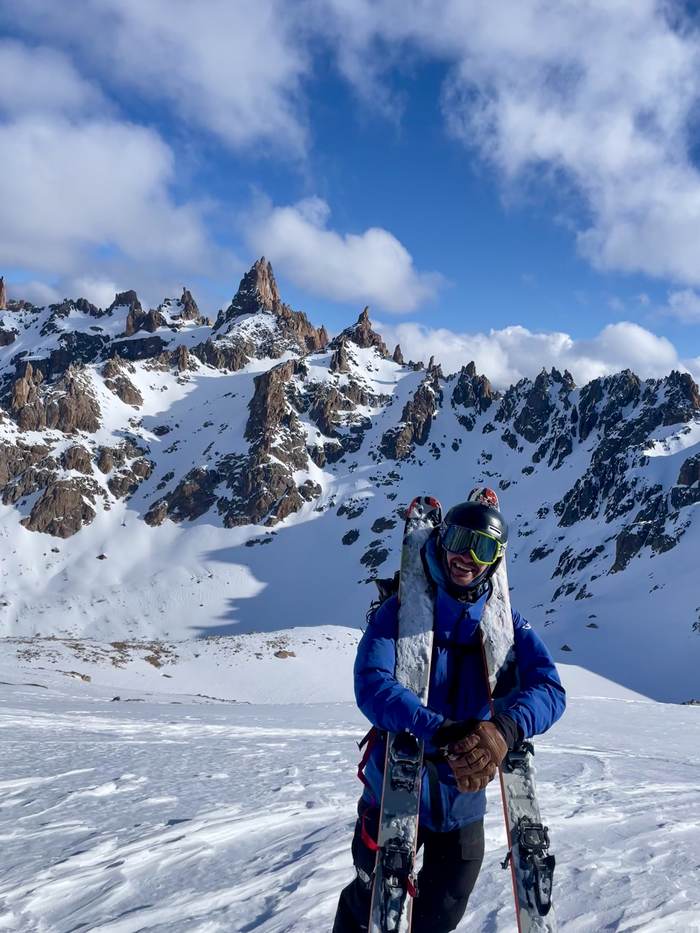 Enric amb esquís a l'esquena, pics de la cordillera dels Andes al fons